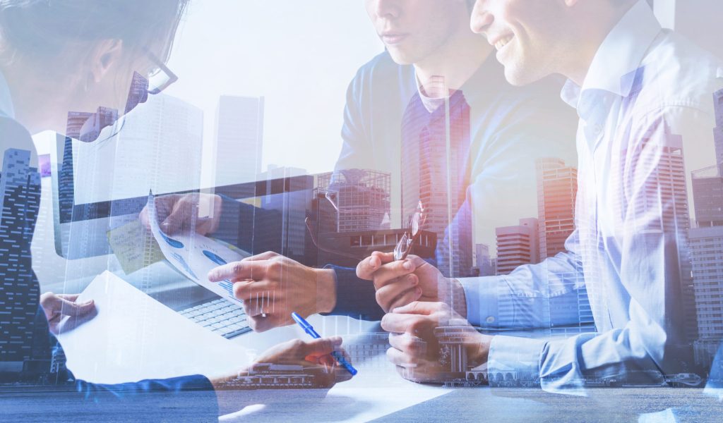 consultants travaillant en équipe sur un dossier client